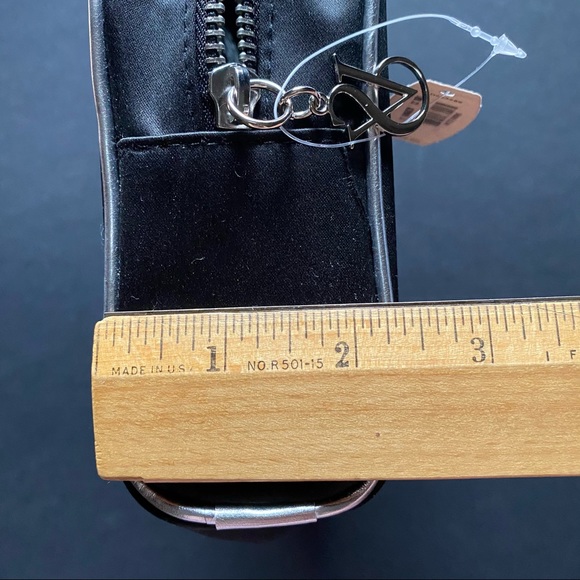 Victoria’s Secret Fashion Show 2012 Makeup Bag - Picture 5 of 6